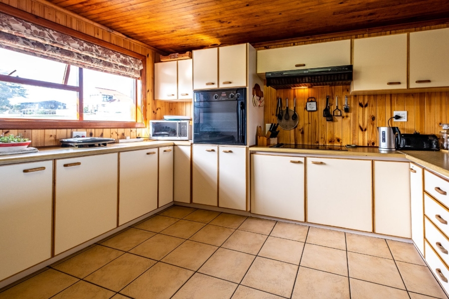 To Let 4 Bedroom Property for Rent in Herolds Bay Western Cape